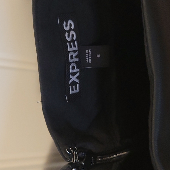 Express pleather shorts size 6 - Picture 3 of 4